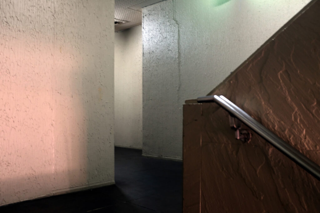 北新地のビルに埋め込まれた通り抜け路地