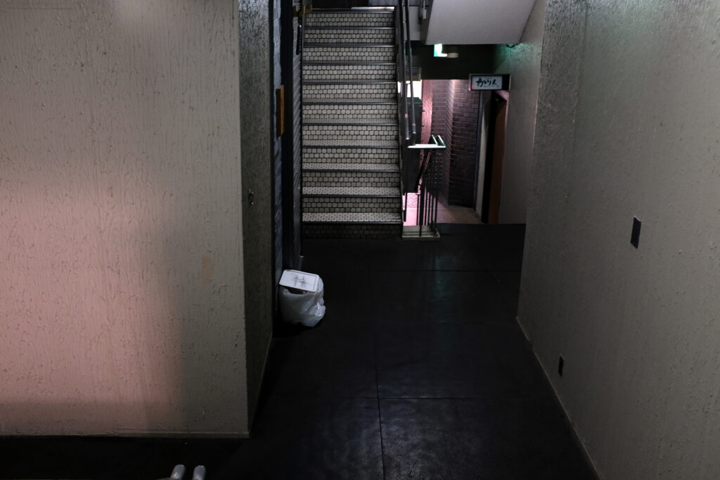 北新地のビルに埋め込まれた通り抜け路地