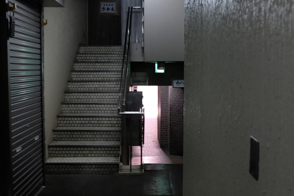 北新地のビルに埋め込まれた通り抜け路地