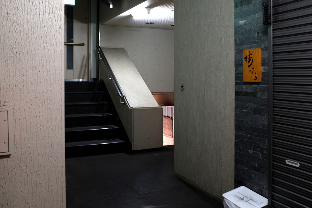 北新地のビルに埋め込まれた通り抜け路地