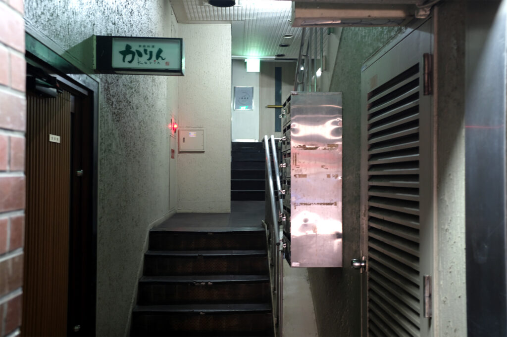 北新地のビルに埋め込まれた通り抜け路地