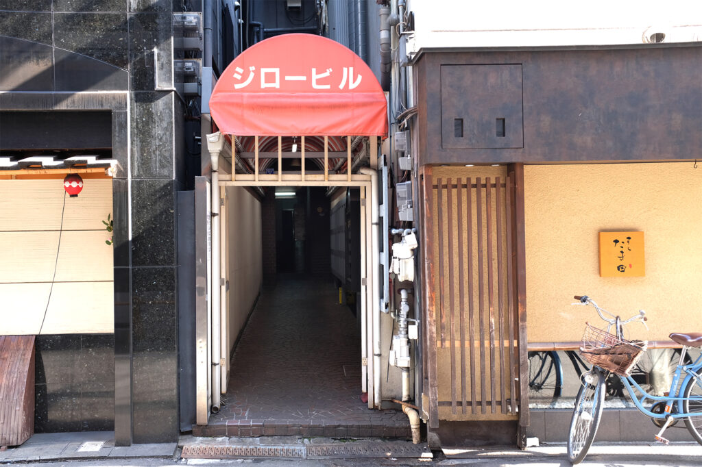 北新地のビルに埋め込まれた通り抜け路地